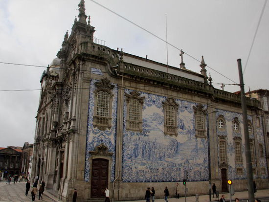 Die gekachelten Wände erzählen Geschichten, dienen aber auch der Wärmeabstrahlung...