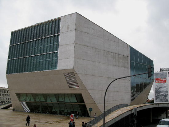 Das imposante Konzerthaus von Porto...
