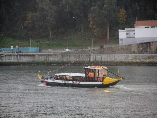 Die Touristenboote von Porto fahren über den Rio Douro zu ihren Ankerplätzen...