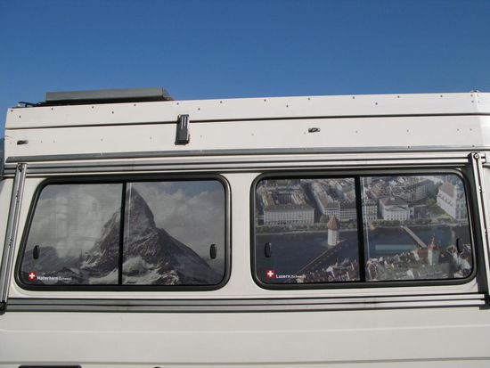 Zwei grosse Markenzeichen der Schweiz zieren ab sofort unsere Seitenscheiben des Autos...