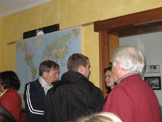 in Gespräche vertieft...