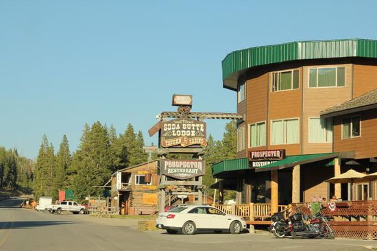Wir passieren Cooke City und 3 bereits geschlossene CP...; der Vierte, den wir ansteuern hat noch 4 Tage geöffnet...; mit den letzten Sonnenstrahlen installieren wir uns im CP eines National Forest CP... Gute Nacht! 