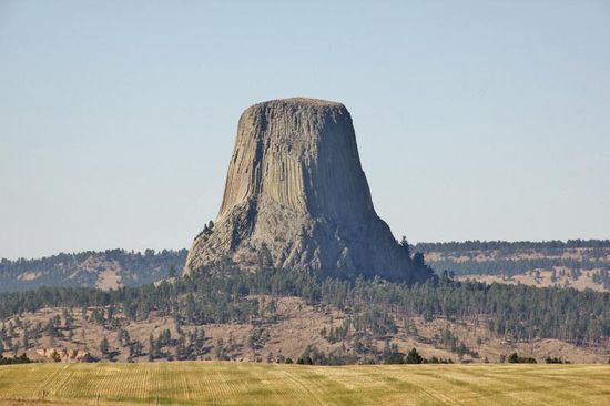 ...zum Turm des Teufels  Devils Tower...; der gut 260 m hohe Turm ist ein alter Kraterschlund aus hartem Basalt, dessen Ummantelung aus Asche im Laufe der Jahrtausende von Wind und Wetter abgetragen wurde...; ein Anblick wie aus einer andern Welt - was dem Teufelsturm schon öfters die Rolle als Landeplatz von Ausserirdischen in Sciencefiction-Filmen beschert hat...