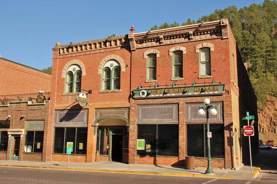 Das Westernstädtchen Deadwood  entstand im grossen Goldrausch um 1876 und war bald eines der rauhesten Pflaster im Westen. Wild Bill Hickok wurde hier beim Pokern erschossen...