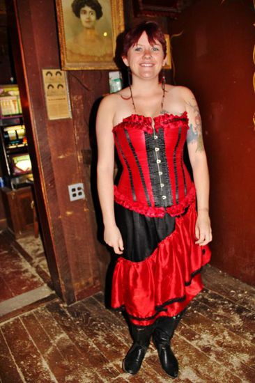 Adrette Bedienung...; ebenso stilgerecht...