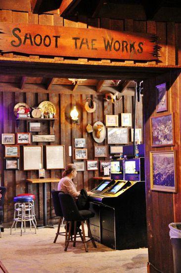 ...der unzähligen Spielsalons ist wieder eine Art von Goldrausch entstanden...; etliche Autocars sind mit eher graumelierten Spielerinnen und Spielern unterwegs...