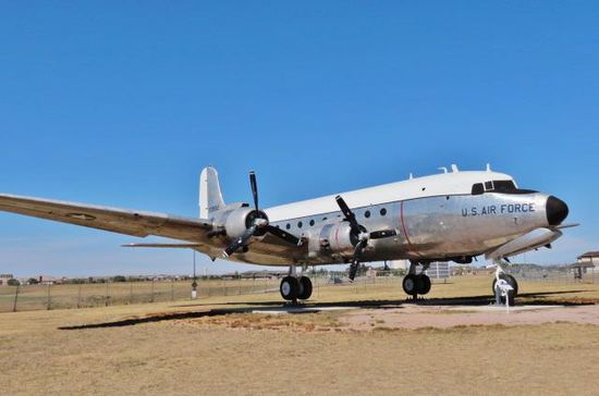 Und als Huldigung an die Berliner Luftbrücke eine "C-54 Skymaster"...