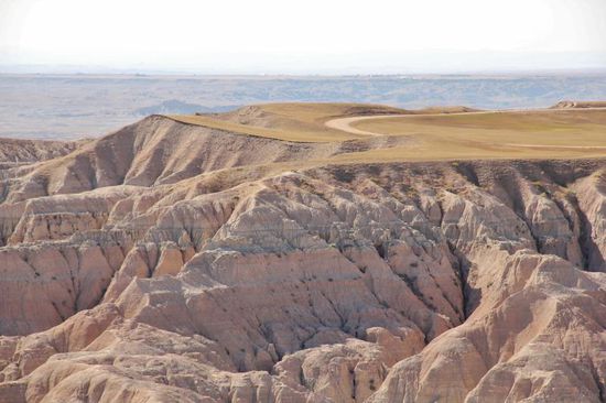 Ein riesiger Krater eines Vulkans, erodiert und ausgewaschen...