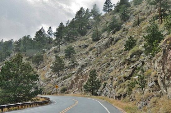 Gar zu arg wird es nicht...; ein heftiger Wind vertreibt die Wolken ins Nirwana...; am Abend sind wir bereits im Bundesstaat Colorado in der Nähe von Wellington...;
als Vergleich zur Weite der Prärie: Heute sind wir 470 km gefahren...! = fast 1 1/2 mal die Durchquerung der Schweiz...!
Eine Kaltluftfront bricht herein und der heftige Wind bringt den Duft der Schweineställe hierher...; aber irgendwoher kommen ja schliesslich "Ham and Bacon"...
Übrigens - die wilden Pferde haben wir nicht gefunden...