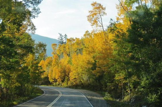 Die Dämmerung bricht an, als wir in Aspen eintreffen...; nun aber muss noch ein CP gefunden werden... - aber wo?
...Wohl zum Trost hebt der Sheriff den Daumen, als er unser Auto erblickt...