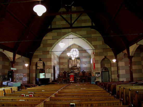 Der Kirchenraum liegt interessanterweise im 1. Stock und hat die Form eines umgekehrten Schiffes...