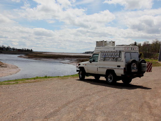 Wir wollen bei der "Baie of Fundy" das "Bassin minus" umrunden..., bei Parrsboro verlassen wir die Strasse und fahren entlang der Küste auf der Schotterstrasse etliche Kilometer weiter - bis zum Strassenende...