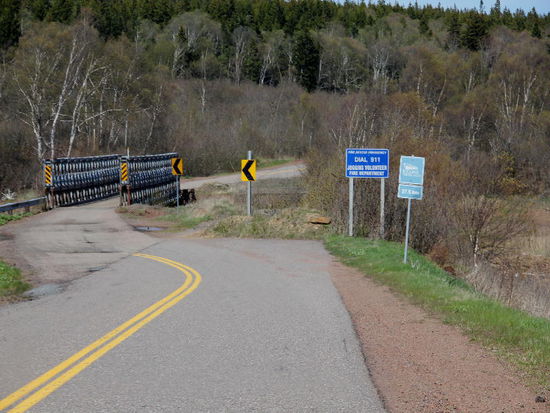 Die einsame Küstenstrasse führt uns nach Amherst, der westlichsten Stadt von Nova Scotia Richtung New Brunswick...