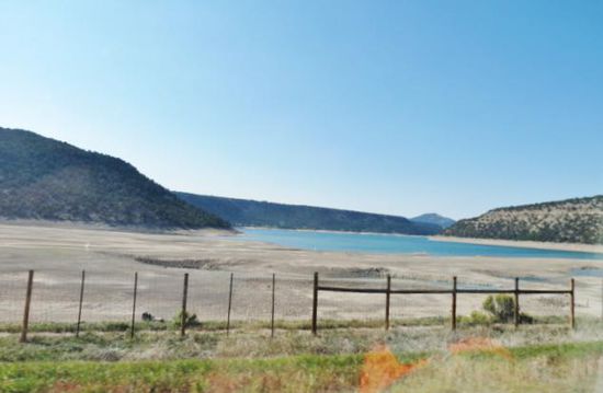 Wasser wäre dringend notwendig...; ein Stausee mit sehr wenig Inhalt...