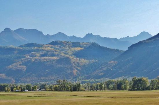 Die farbigen Herbstwälder tauchen auf....