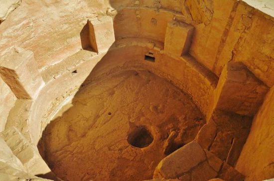 Blick hinunter in ein Pit House...; in der Mitte die Feuerstelle... - hinten ein Entlüftungsschacht...; im Rund Pilaster für die Überdachung...
