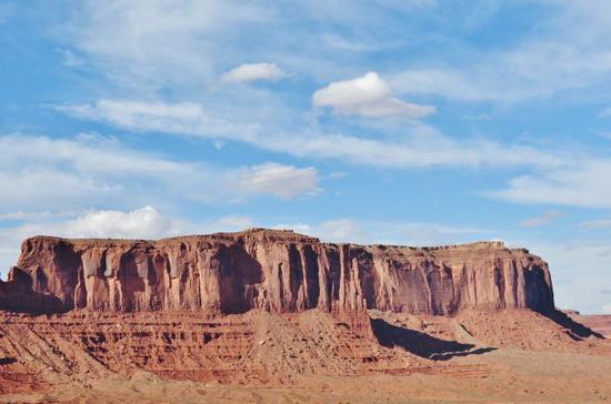Wir fahren ins Monument Valley ein...; zuerst erkundigen wir uns im ? nach einer Übernachtungsmöglichkeit...; offenbar gibt es den früheren CP im Valley nicht mehr...; die Dame erklärt uns, wir sollen zu einem bestimmten Punkt fahren - dort würden wir abgeholt...! Soweit so gut! Wir fahren die offene Rundstrecke im Park...;