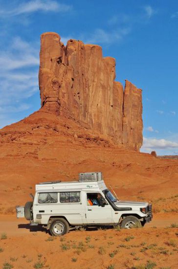 Am vereinbarten Treffpunkt warten wir auf unsere "Abholung"... doch niemand erscheint...; also - fragen wir doch einen Tour-Guide, der kann uns den Weg sicher erklären...! Ok. - wir sehen das Schild Campground, also fahren wir in die "nur für Berechtigte" Route ein...; mit unserm 4x4 ist das auch kein Problem...