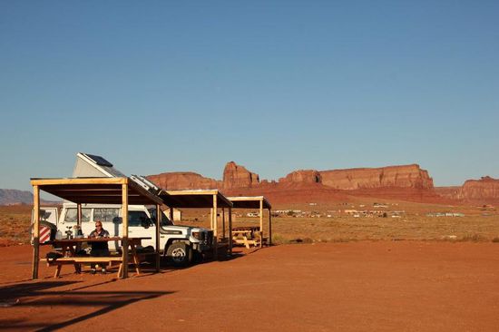 Wir wissen nicht so recht - ist der CP im Auf- oder Abbau...? Jedenfalls haben wir gut geschlafen...; die Tische und Bänke sind für Leute ab 2,5 m konstruiert... und auch sonst bietet er nichts...!
