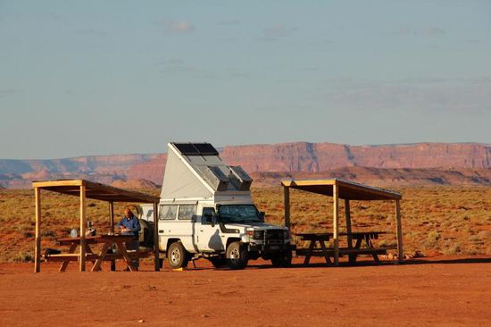 Wir sind schön am Aufräumen..., da kommt ein Navajo angefahren und verlangt $ 20.- für's Übernachten...; wir bezahlen und diskutieren einwenig über Land und Leute...; insgeheim können wir denken was wir wollen, aber wir finden, die müssten auch lernen etwas zu bieten, statt nur zu kassieren...; zudem haben wir nirgends soviel Schmutz, weggeworfene Flaschen und Bierdosen am Strassenrand gesehen...! Sorry, uns beschäftigt das eine ganze Weile... (nicht speziell wegen den $ 20.-...!)