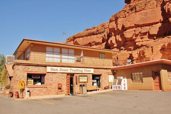 Schreiben ein paar Postkarten - und treffen 2 Thunerinnen...; wir hoffen, dass es die Lösung war beim "Lämpli"...!