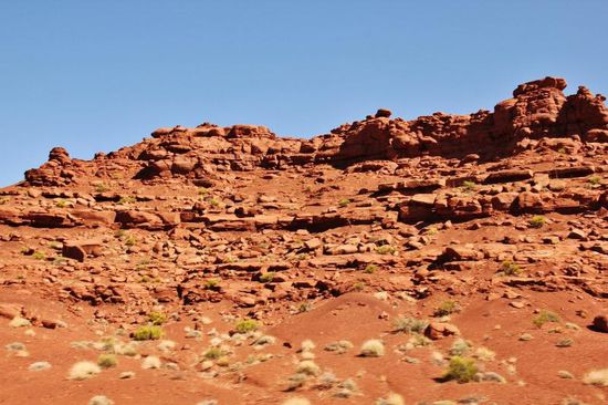 Die Gesteinsformationen wechseln in bunter Reihenfolge...