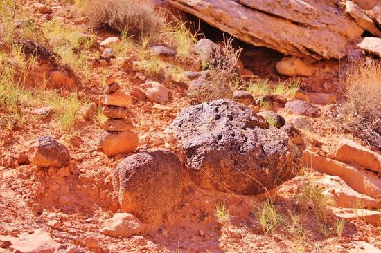 Das Resultat...; die schwarzen Steine stammen wohl von einem Vulkan...; sie sind hier überall zu finden...