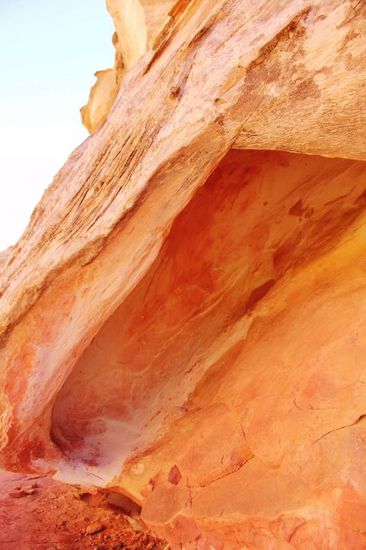 Natürliche Badewanne...; doch müsste der Felsblock nicht umgekehrt stehen...?