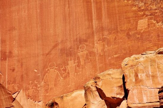 Etwas weiter finden wir Petroglyphen  (alte Wandmalereien, Felszeichnungen...)