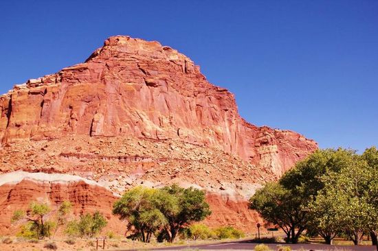 In dieser trockenen Umgebung haben Mormonen es fertiggebracht, die Siedlung Fruita zu errichten...; mit Früchten aller Art...