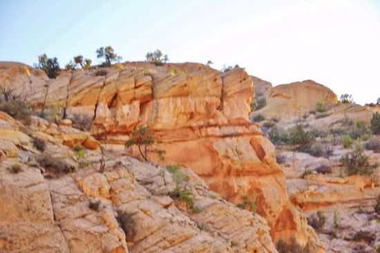 Umrahmt von diesen Felsen finden wir einen CP...; zu unserm Erstaunen verfügt der Platz über fliessend Wasser...