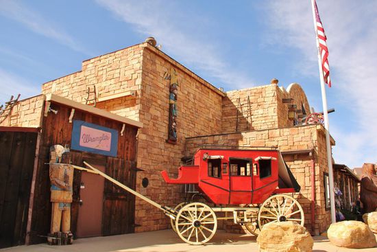 Vorerst sind wir noch in Kanab, einem alten Westernstädtchen...; hier wurden etliche Western-Streifen gedreht..; selber suche ich ein Ladegerät für mein Notebook - "rien ne vas plus"! Leider nicht fündig geworden...