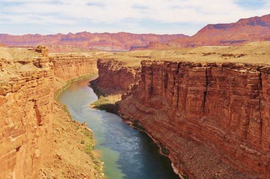 Der Colorado River in seinem Flussbett...