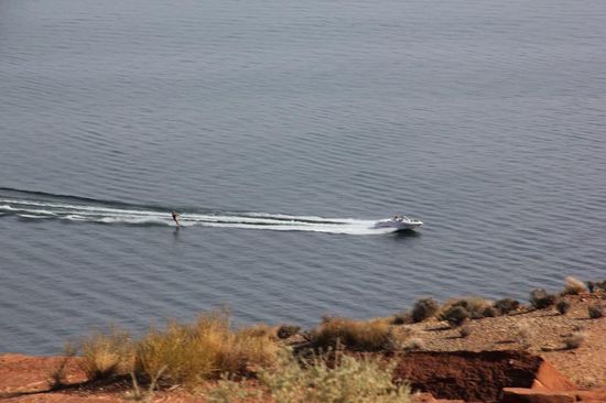Und schauen dem bunten Treiben zu... und fahren anschliessend nochmals in die Stadt...; am späteren Vormittag wollen wir den Antelope Canyon besuchen...; der Parkplatz wird nicht nach Fahrzeug, sondern pro Anzahl Personen im Fahrzeug berechnet...; $ 12.00 werden so abgedrückt...! Kurzes Warten an der Kasse..., dann die Überraschung...!! Um 11.00 und 12.00 werden pro Person $ 40.00 verlangt, weil der Sonnenstand zu diesem Zeitpunkt optimal sei...; vorher und nachher kostet es $ 25.00...; so langsam kommt meine Touristenseele zum köcheln - Touri-Nepp im höchsten Ausmass (liebe Indianer...!) Also - wir verzichten, fahren zurück zum Ausgang und verlangen auch gleich die $ 12.00 zurück...