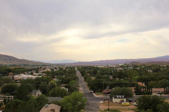 Auch Saint George lassen wir hinter uns...; vor Mesquit verlassen wir die Interstate und finden einen CP - fast inmitten vom "Nichts"...