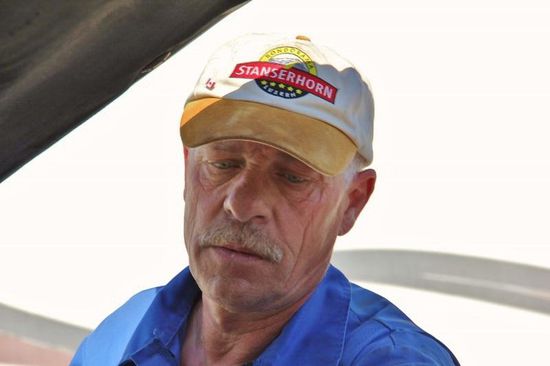 Tags darauf streift Toni seinen "Blaumann" über, baut den Ölfeinfilter aus, um genau nachzusehen, weshalb Leomobil Öl verliert...! Resultat - Die Ölleitung hat 3 Risse... - warum auch immer...? wir beschliessen, den Feinfilter stillzulegen...!