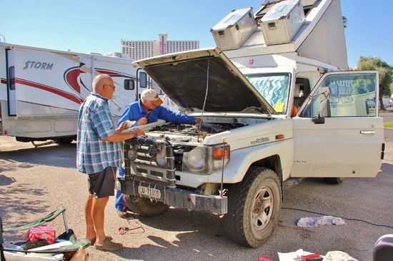 Und wenn der Fachmann schon da ist, wird auch gleich der Dieselfilter ausgewechselt... und der Keilriemen nachgezogen...!