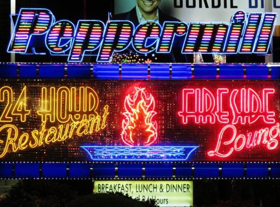 Abends sitzen wir zusammen im "Peppermill" und erfreuen uns an einem schönen Happen Fleisch und einer guten Flasche Rotwein...