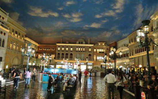 Illusionen - bei gedämpftem Licht in der Shopping-Mall sitzen...
