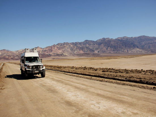 4x4 ist vorgeschrieben...; wir sind praktisch alleine auf dieser Strasse...