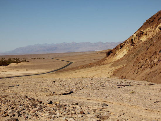 Auf dem Parkplatz treffen wir Gloria und Reto aus der Schweiz...; bevor es weitergeht, unterhalten wir uns ein wenig übers Reisen...