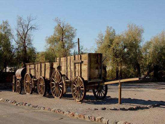 Solche Gefährte wurden von 20 Maultieren gezogen, beladen mit abgebautem Borax...