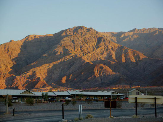 In Stovepipe Wells Village übernachten wir auf dem CP...