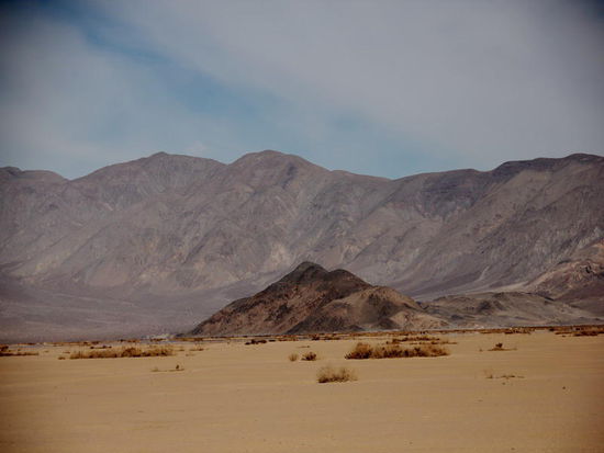 Mitten duch ein Sandfeld...