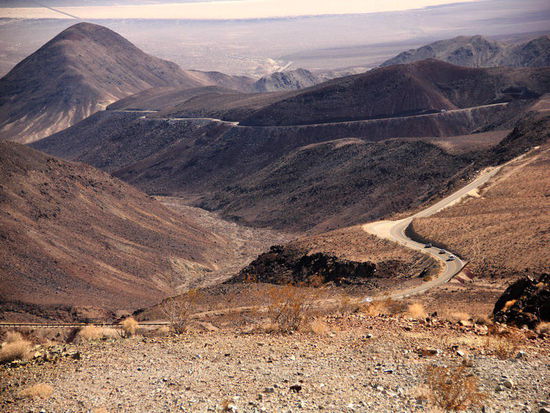 Die Strasse eingebettet in den Vulkankegeln...