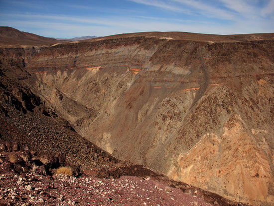 Ein tiefer Graben durchzieht die Gegend...