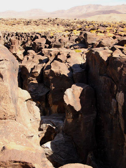 Bei den Fossil Falls...; der Fluss wurde durch den Vulkan umgeleitet....