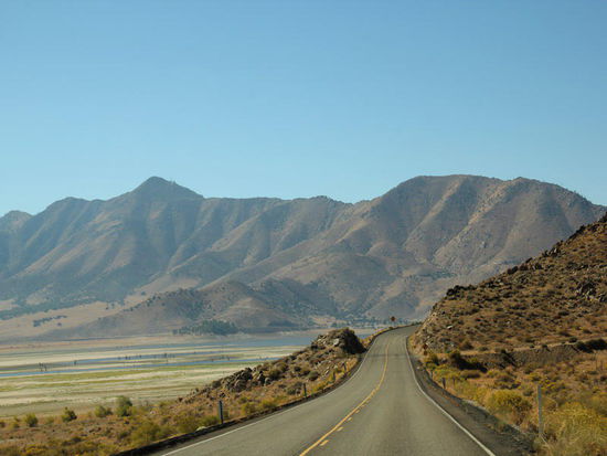 Vor uns taucht der Lake Isabella auf...