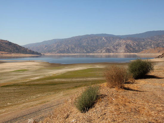 Beim Fotostopp über dem See erfolgt der Hilferuf von Kathrin: "Es läuft was aus..."; 
Kontrolle: Der Diesel läuft aus! Irgendetwas stimmt nicht! Aber was? 
Schrecksekunden...! Motorhaube auf - nichts zu sehen...! Tankdeckel öffnen - der Tank ist platschvoll und überläuft...! 
...Vielleicht sollte man den Fahrer auswechseln...! Wenn man Diesel umpumpt, sollte die Dieselpumpe mal wieder abgestellt werden...! Na ja, wir lassen abtropfen, machen noch zwei Kontrollhalte - alles in bester Ordnung!