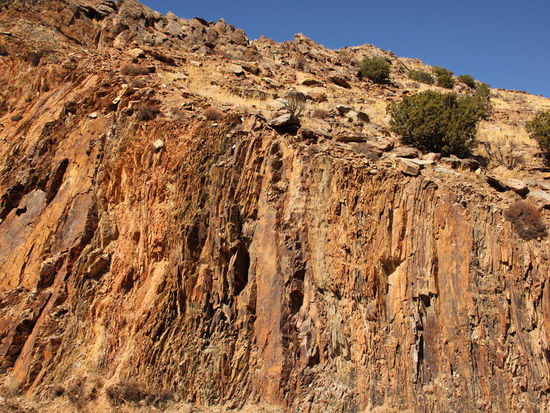 Felsmassiv über der Strasse...